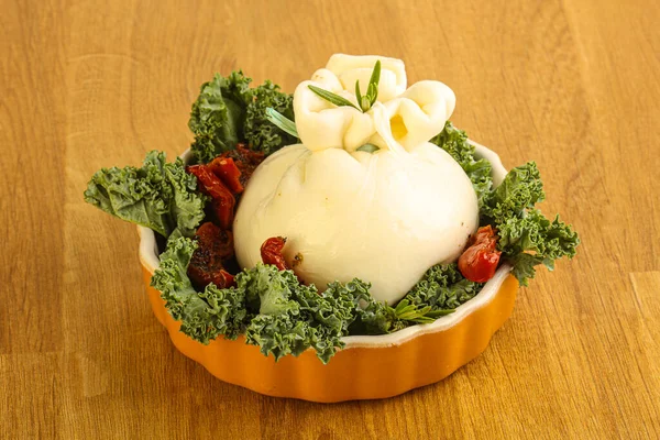 Kurutulmuş domatesli Burrata taze peyniri