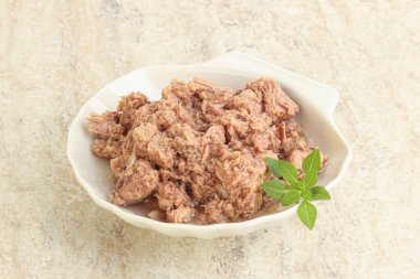 Kasedeki salata için konserve ton balığı.