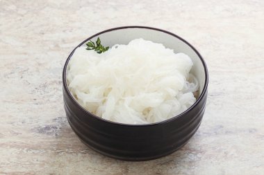 Kavanozda kaynamış Asyalı erişte.