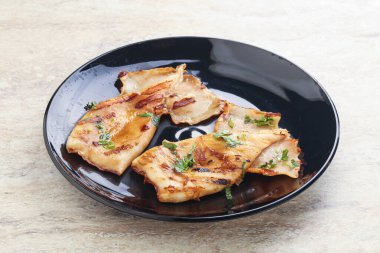 Unagi soslu ve otlu ızgara kalamar.