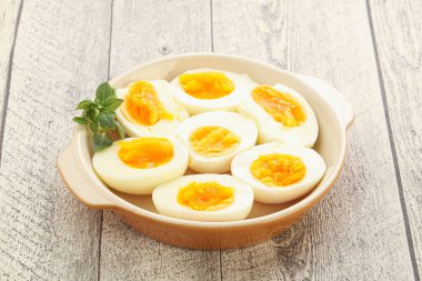 Kahvaltıda haşlanmış tavuk yumurtası, yumurta kabuğu olmadan.