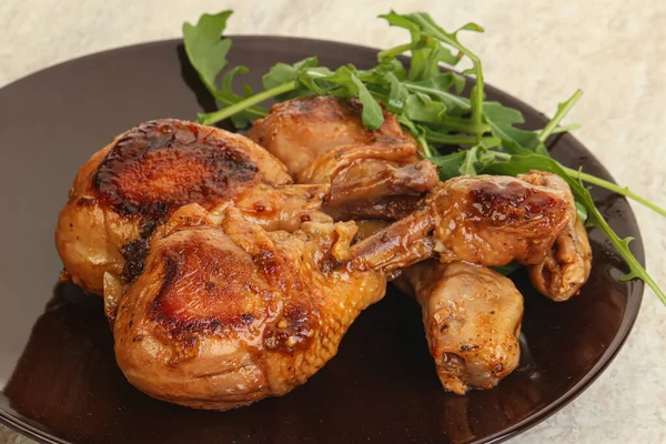 Kaki Ayam Panggang Dengan Rempah Rempah Rucola — Stok Foto