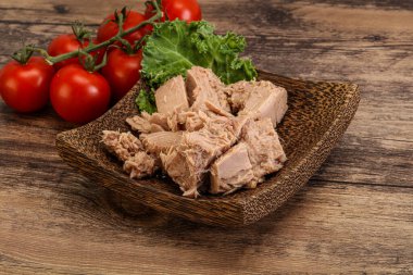 Lezzetli ton balığı filetosu kasede