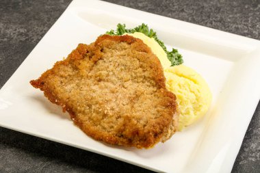 Kızarmış tavuk göğsü şnitzel ve patates püresi.
