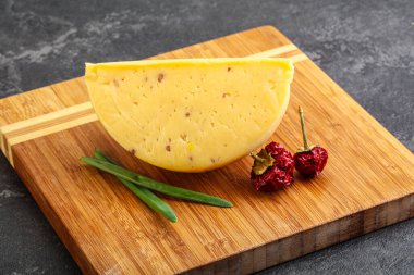 Cevizli sert peynir tuğlası.