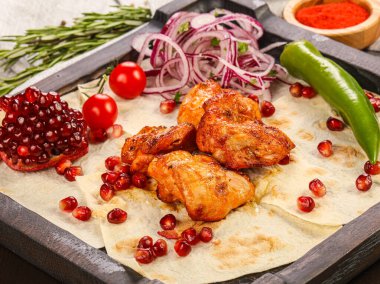 Tavuk kalçalı ızgara soğan halkaları.