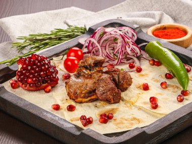 Kafkas geleneksel kuzu eti barbeküsü soğan servis edilir.
