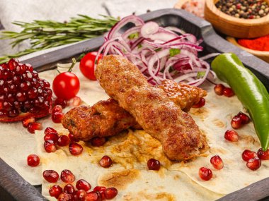 Kıyma ve baharatlı tavuk kebabı.