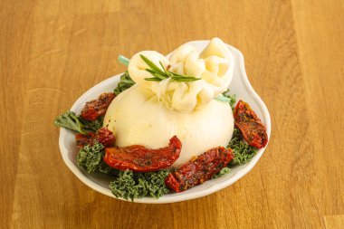 Kurutulmuş domatesli Burrata taze peyniri