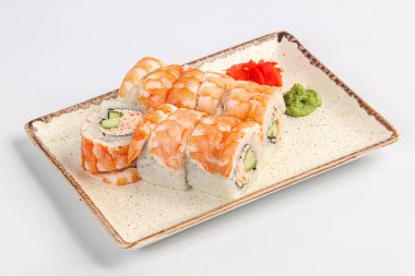 Karides ve salatalıklı geleneksel Japon dürümü.