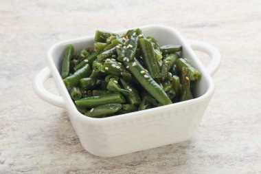 Susamlı haşlanmış yeşil fasulye garnitürü.