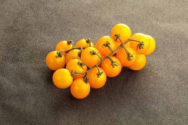 Ramo Com Tomate Cereja Amarelo Fresco — Fotografia de Stock