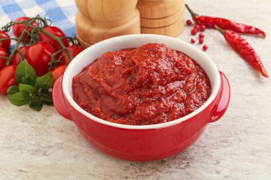 Doğal organik saf domates makarnası.