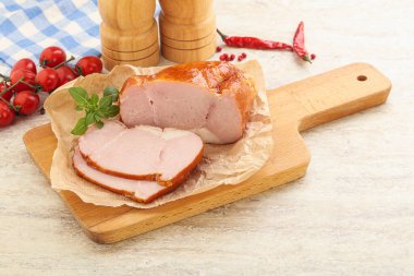 Kahvaltıda güvertede leziz domuz eti.