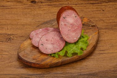 Baharatlı ve otlu füme jambon.