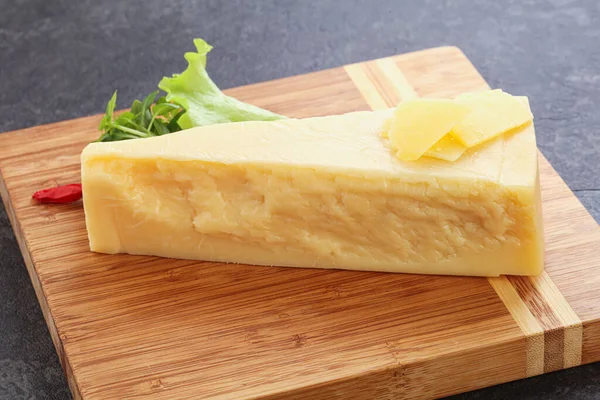 Güvertede Parmesan Peyniri Yaprağı Var — Stok fotoğraf
