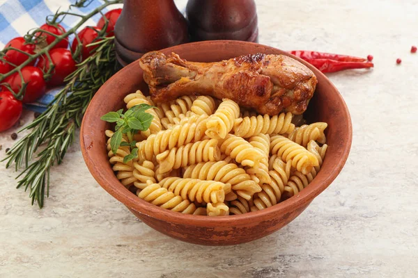 Piernas Pollo Asadas Con Pasta Macarrones — Foto de Stock