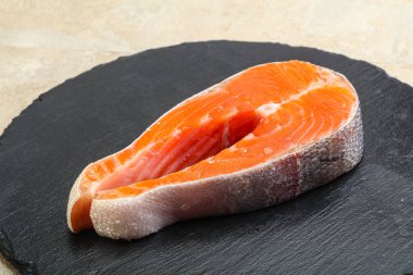 Pişirmek için çiğ somon bifteği.