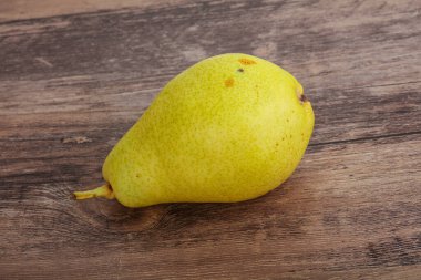 Tatlı, olgun, arka planda sarı armut