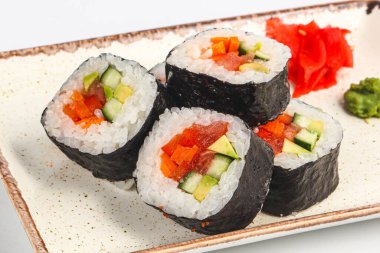 Sebzeli ve pirinçli vejetaryen japon dürümü