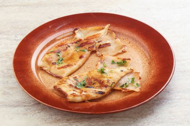 Unagi soslu ve otlu ızgara kalamar.