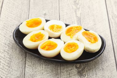 Kahvaltıda haşlanmış tavuk yumurtası, yumurta kabuğu olmadan.