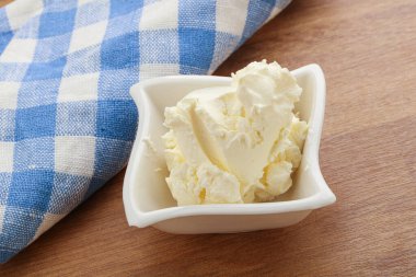 İtalyan usulü mascarpone peyniri kasede.