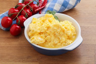 Kahvaltı kasede çırpılmış yumurta.