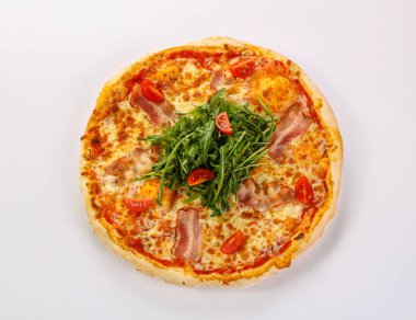 Pastırmalı pizza, peynir ve roka.