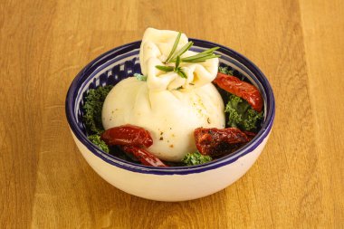 Kurutulmuş domatesli Burrata taze peyniri