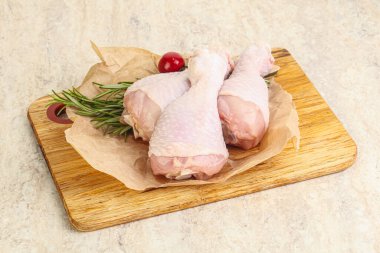 Pişirmek için üç tavuk budu budu.