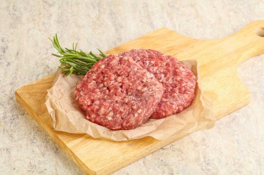 Izgara veya rosto için çiğ sığır burger pirzolası.