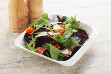 Salatayı somon, mısır ve kiraz domatesiyle karıştır