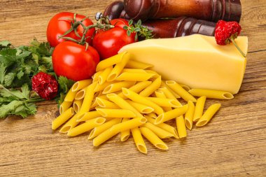 Pişirmek için sebzeli çiğ makarna.