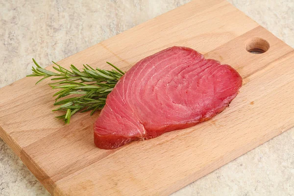 Bife Atum Cru Para Cozinhar Bordo Alecrim Servido — Fotografia de Stock