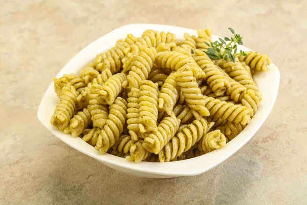 Ιταλικά Ζυμαρικά Fusilli Σάλτσα Πέστο — Φωτογραφία Αρχείου