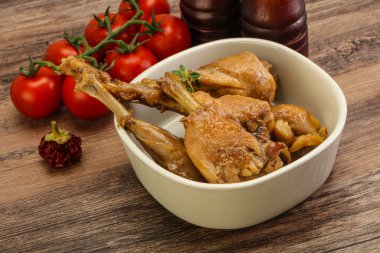 Tatlı ve baharatlı soslu tavşan yahnisi.