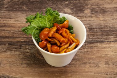 Terbiye edilmiş mantar. Kasede küçük bal aromalı.