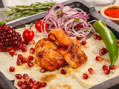 Tavuk şiş kebap ızgara et soğan halkaları servis edildi.