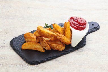 Kızarmış patates ve domatesli ketcup.