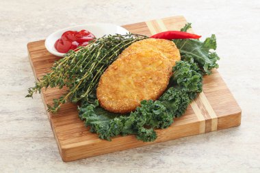 Kızarmış patates haşlanmış krep ve sos.