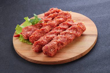 Çiğ et kebabı ızgara için kıyma.