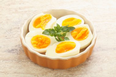 Kahvaltıda haşlanmış tavuk yumurtası, yumurta kabuğu olmadan.