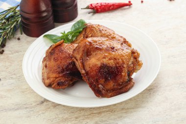 Kızarmış tavuk budu. Baharatlı soslu butlar.