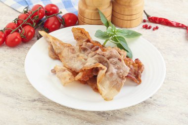 Kahvaltıda domuz pastırması.