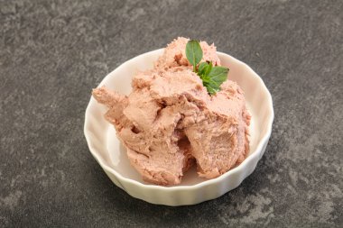 Karaciğer ezmesi kasede fesleğen yaprağı servis edilir.