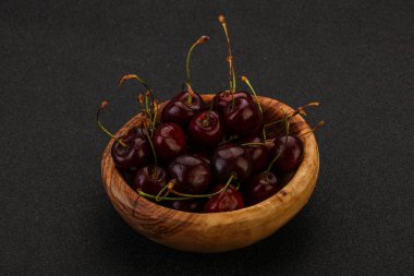 Sepette olgun kuş kirazı