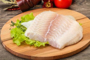 Pişirmek için çiğ pangasius fileto balığı.