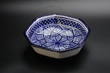 Mutfak için renkli boş kase izole