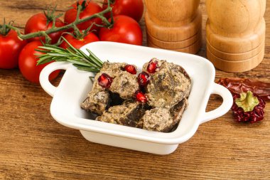 Krema soslu tavuk ciğeri biberiye servis edildi.